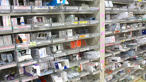 湘南鵠沼薬局の薬棚