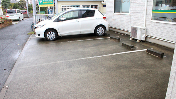 湘南鵠沼薬局の駐車場