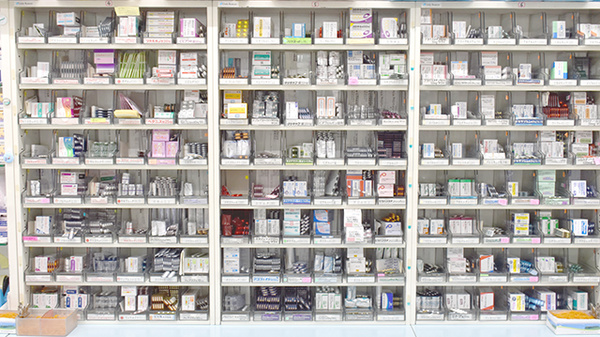 開成堂石渡薬局支店の薬棚