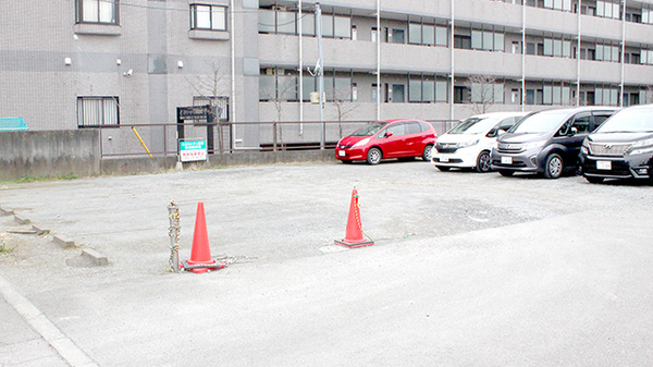 こぶちシティ薬局の駐車場