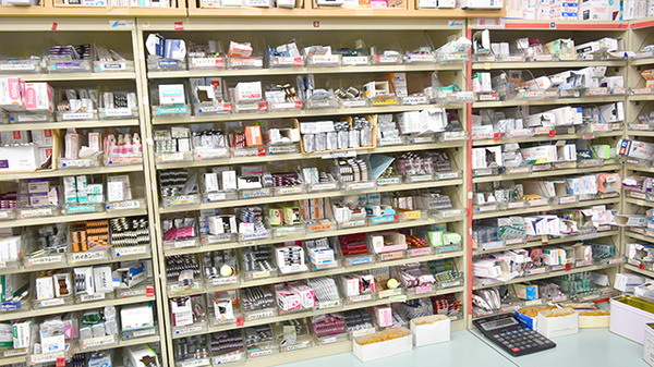 ヤマグチ薬局　矢部店の薬棚