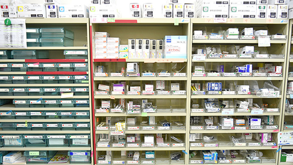 ヤマグチ薬局　北橋本店の薬棚