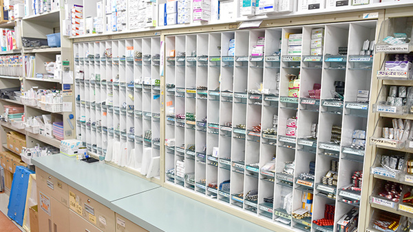 ヤマグチ薬局　城山店の薬棚