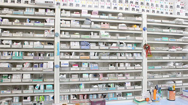アリヤマ薬局の薬棚