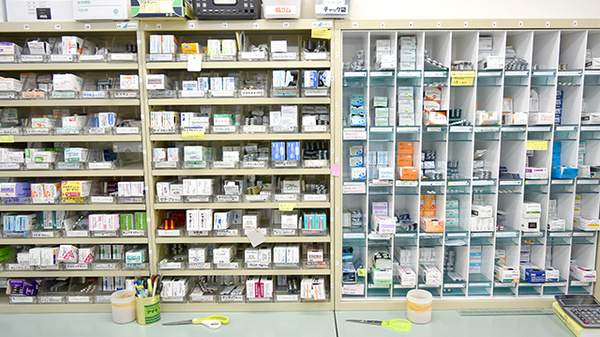 ヤマグチ薬局　氷川店の薬棚