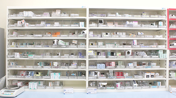 鶴巻温泉薬局の薬棚
