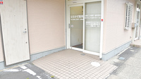有限会社はるかぜ薬局の入口