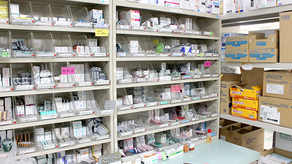 ひかり薬局つきみ野店の薬棚