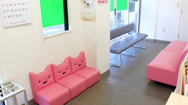 ヤマグチ薬局　鶴間店の待合スペース