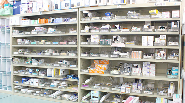ヤマグチ薬局　鶴間店の薬棚