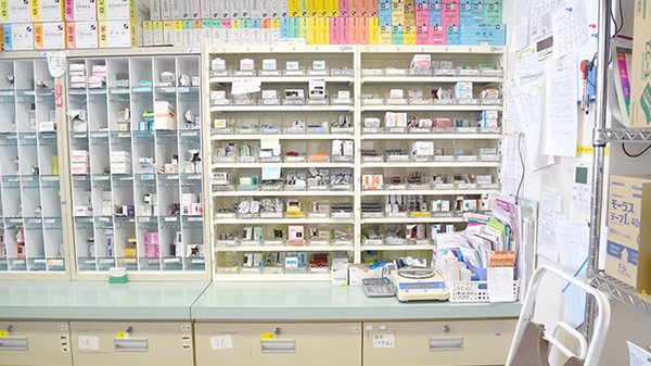 高座渋谷薬局の薬棚