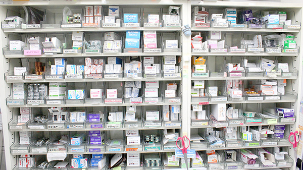 セブンス薬局上大岡店の薬棚