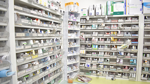 白根薬局の薬棚
