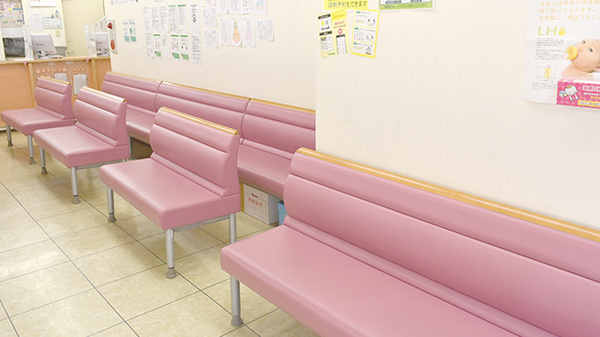 薬樹薬局　鶴ヶ峰駅前店の待合スペース
