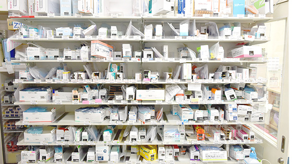 薬樹薬局　鶴ヶ峰駅前店の薬棚