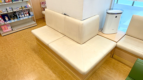 薬樹薬局 ココロット鶴ヶ峰店の待合スペース