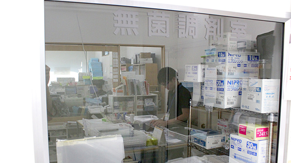 徳永薬局鴨居在宅センターの無菌調剤室完備