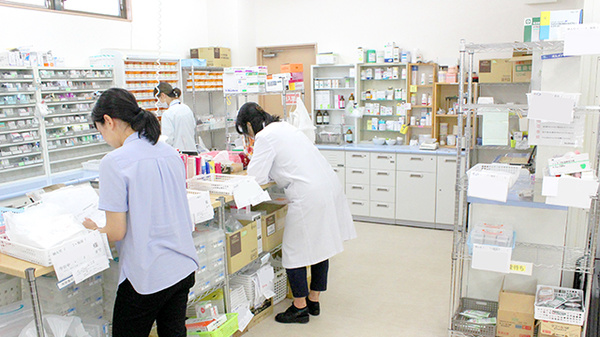 徳永薬局鴨居在宅センターの作業風景