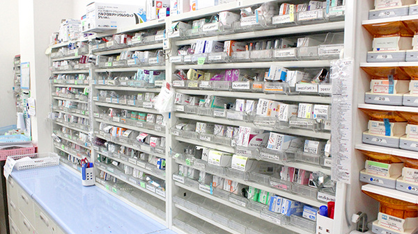徳永薬局鴨居在宅センターの薬棚