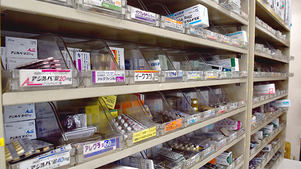 カワセ薬局ふたつ橋店の薬棚