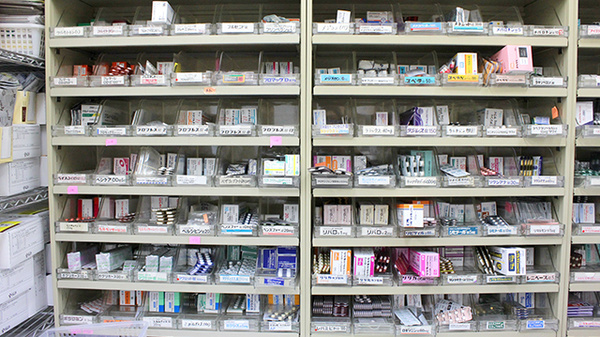みのり薬局の薬棚