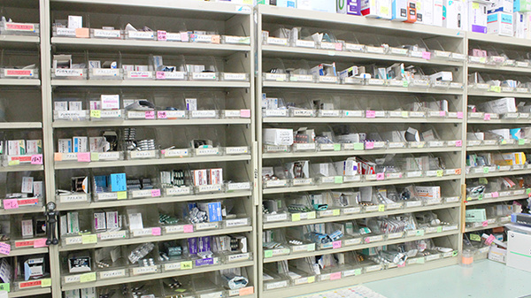 青葉緑山薬局の薬棚
