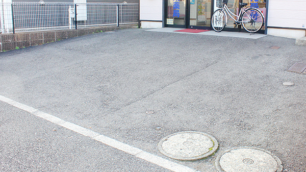グリム薬局の駐車場
