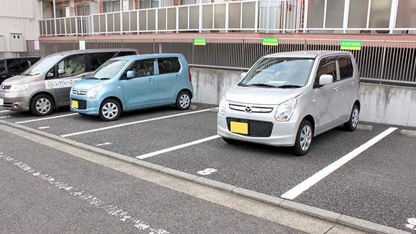 あおば台薬局の駐車場