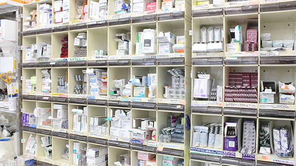 阪神調剤薬局　都筑店の薬棚