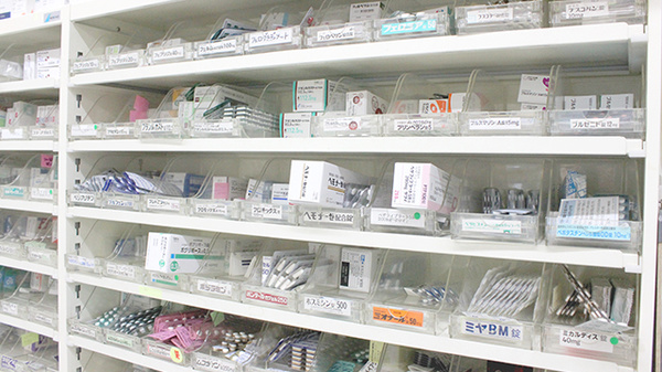 中川駅前薬局の薬棚