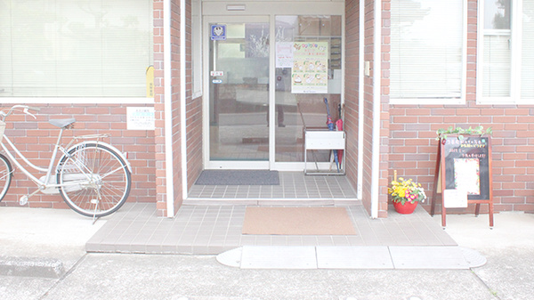 株式会社あさひ薬局　比々多店の入口