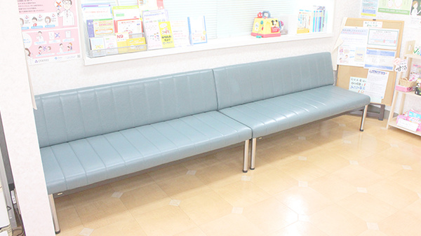 株式会社あさひ薬局　比々多店の待合スペース