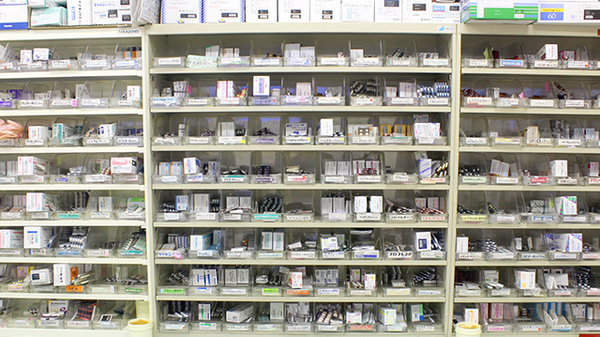 ヤマグチ薬局　相模が丘店の薬棚