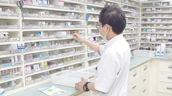 港町薬局の作業風景