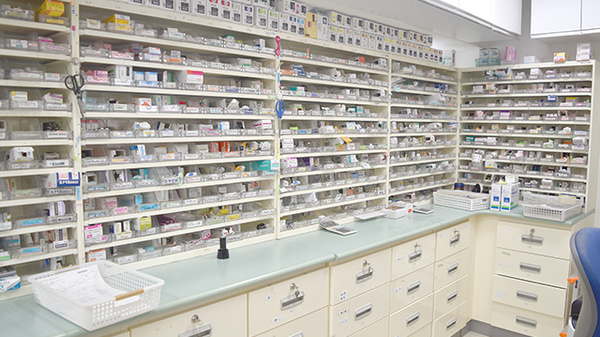 港町薬局の薬棚