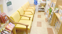 薬樹薬局　ミューザ川崎の待合スペース