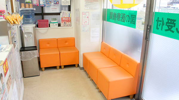 稲垣薬局　川崎店の待合スペース