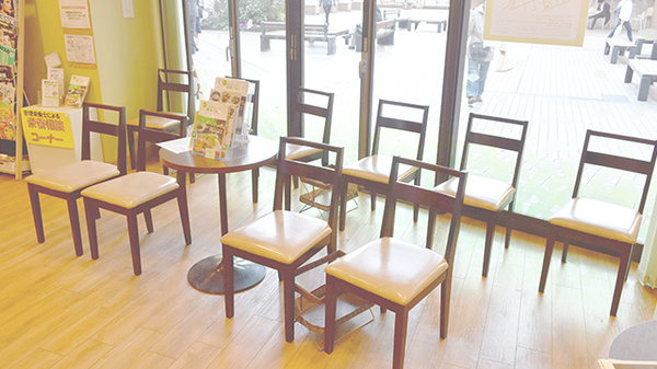健ナビ薬樹薬局　鹿島田2号店の待合スペース
