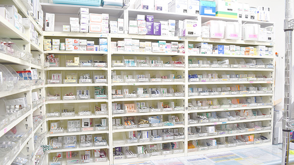 こだなか薬局の薬棚