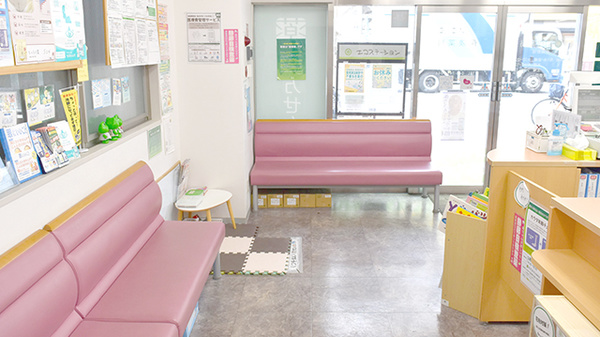 薬樹薬局　武蔵新城の待合スペース