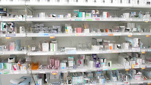 稲垣薬局　帝京溝口店の薬棚