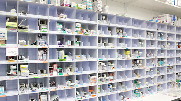 稲垣薬局　溝口店の薬棚