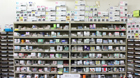 やの調剤　宿河原薬局の薬棚