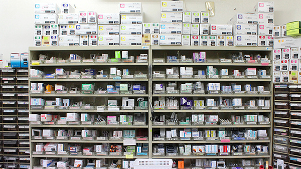 やの調剤　宿河原薬局の薬棚