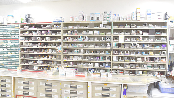 有限会社　たま調剤薬局千代ヶ丘店の薬棚