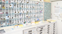 千代ヶ丘調剤薬局の薬棚