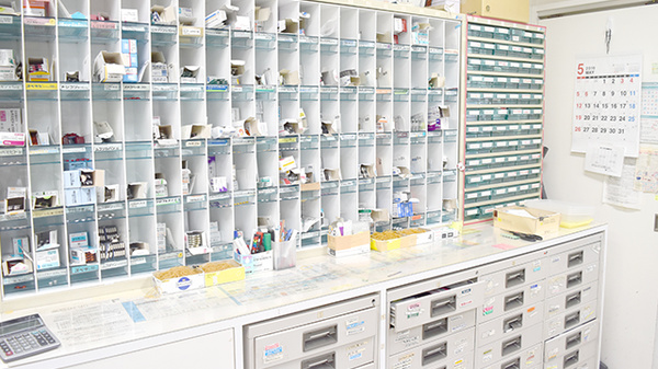 千代ヶ丘調剤薬局の薬棚