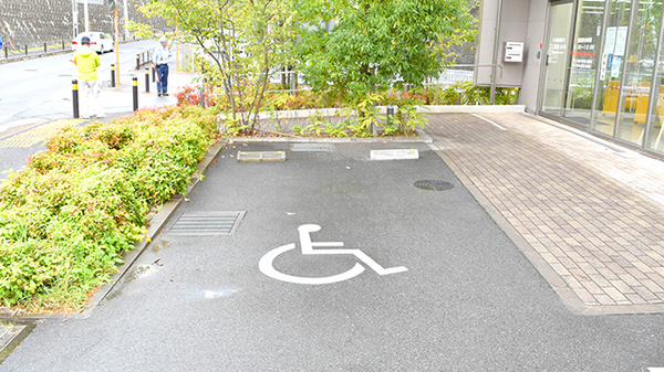 一貫堂薬局の駐車場