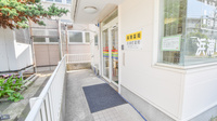 浜浦町薬局の入口