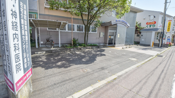 浜浦町薬局の駐車場